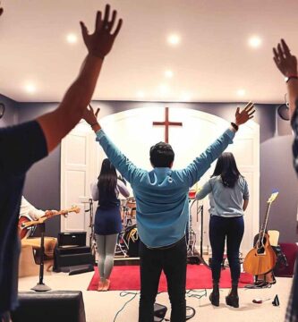 cristianos adorando a Dios en la iglesia